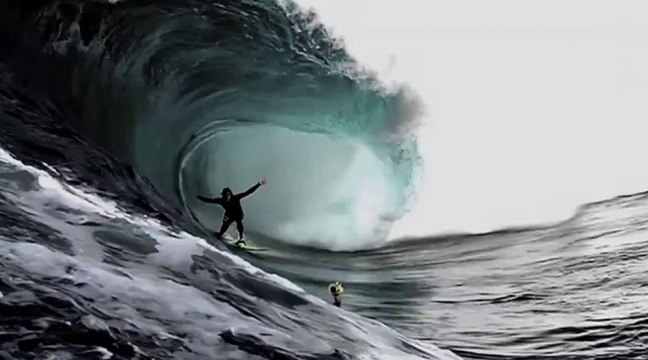 Dans les barrels monstrueux de Shipsterns Bluff en Tasmanie