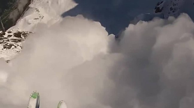 Il survole une énorme avalanche dans l'Aiguille du midi