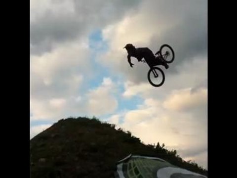 Le double backflip condor d'Antoine Bizet à Leogang