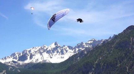 Jean Baptiste Chandelier survole Ceillac dans l'épisode 2 de Vu du Ciel
