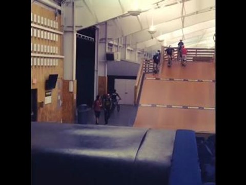 Aurélien Giraud tente le backflip à Woodward West