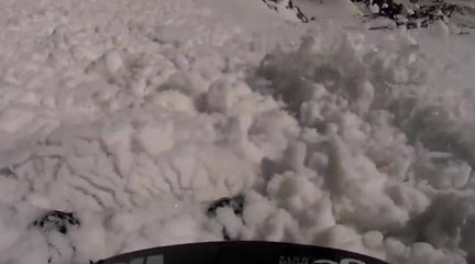 Pris au piège dans une double avalanche, il s'en sort indemne