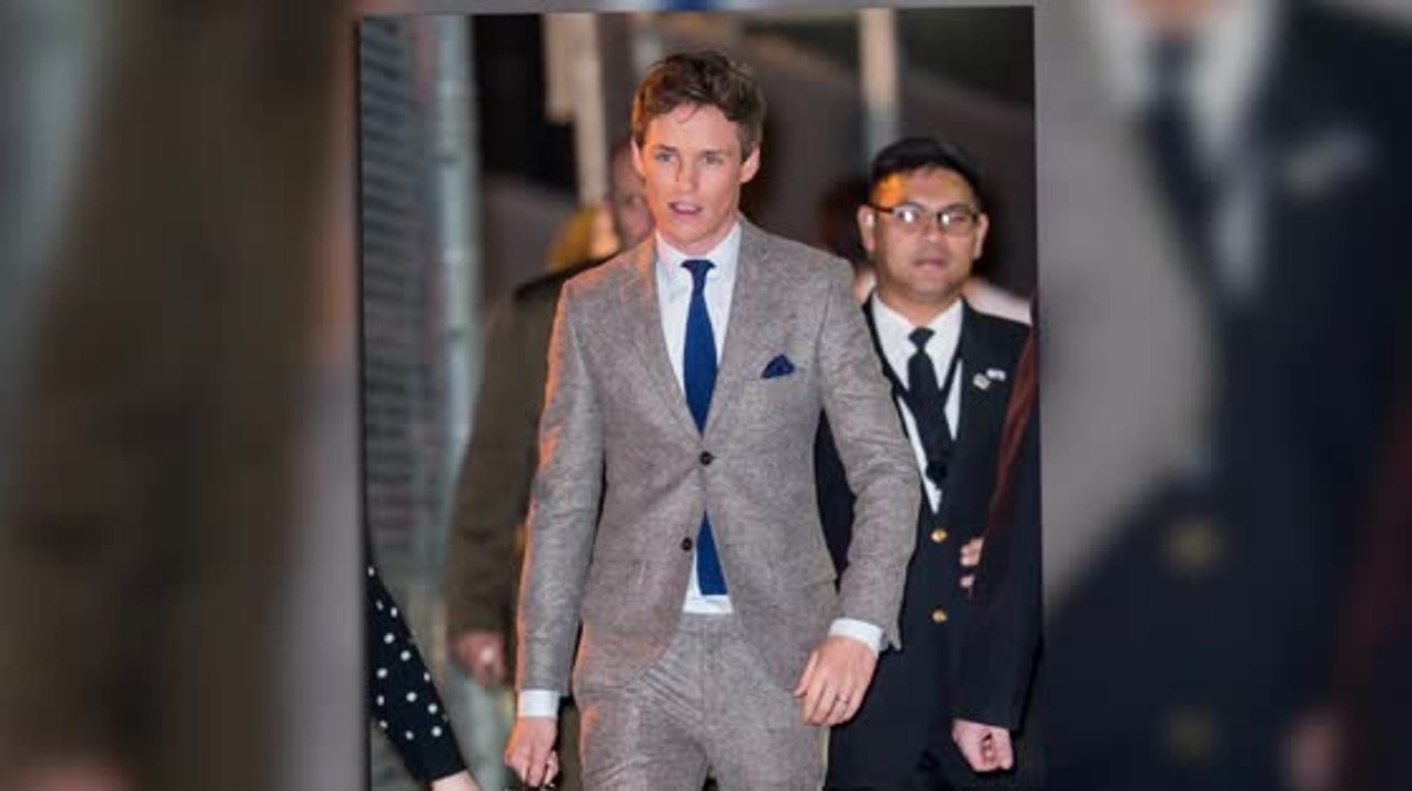 . eddie redmayne zeigt seine guten manieren