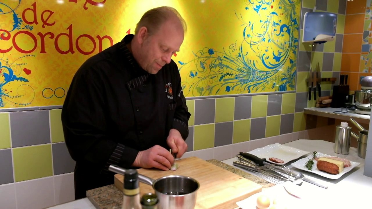 Suprême de volaille fourrée à la saucisse de Morteau et au comté à la sauce sabayon de vin jaune