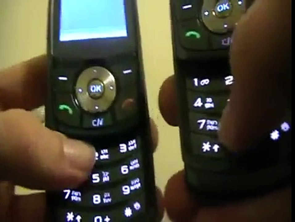 Il joue la musique I'm Yours de Jason Mraz avec deux claviers de téléphone portable