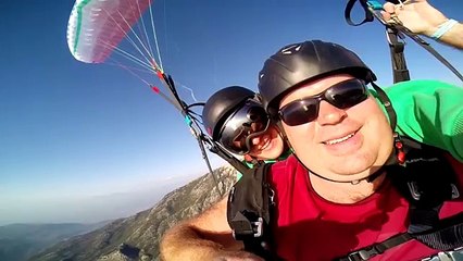 Un parapente se déchire en deux pendant un saut en tandem