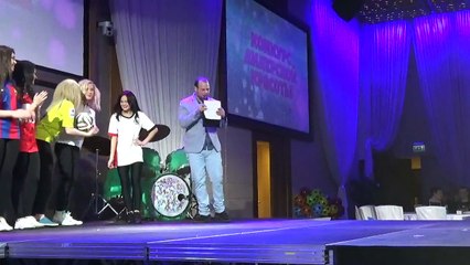 Болельщицы  играют в мяч