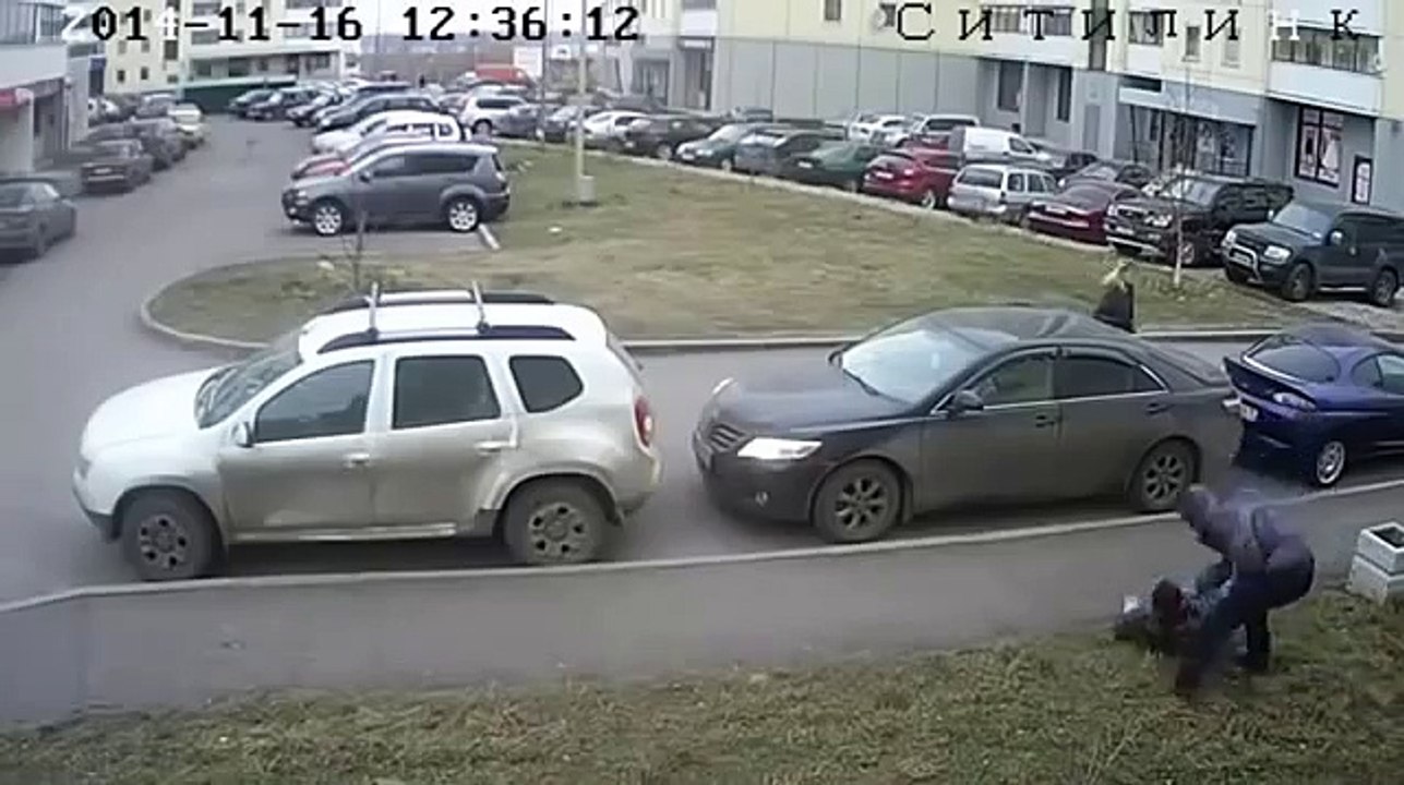 Une bagarre pour une place de parking se termine par un violent KO!