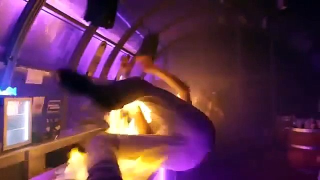 Ivre, il glisse sur le bar enflammé, mauvaise idée