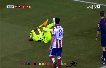 لقطه طريفه من الحكم المساعد في مباراه برشلونه واتلتكو يضرب الرايه براس خودري البا لاعب برشلونه بالخطا