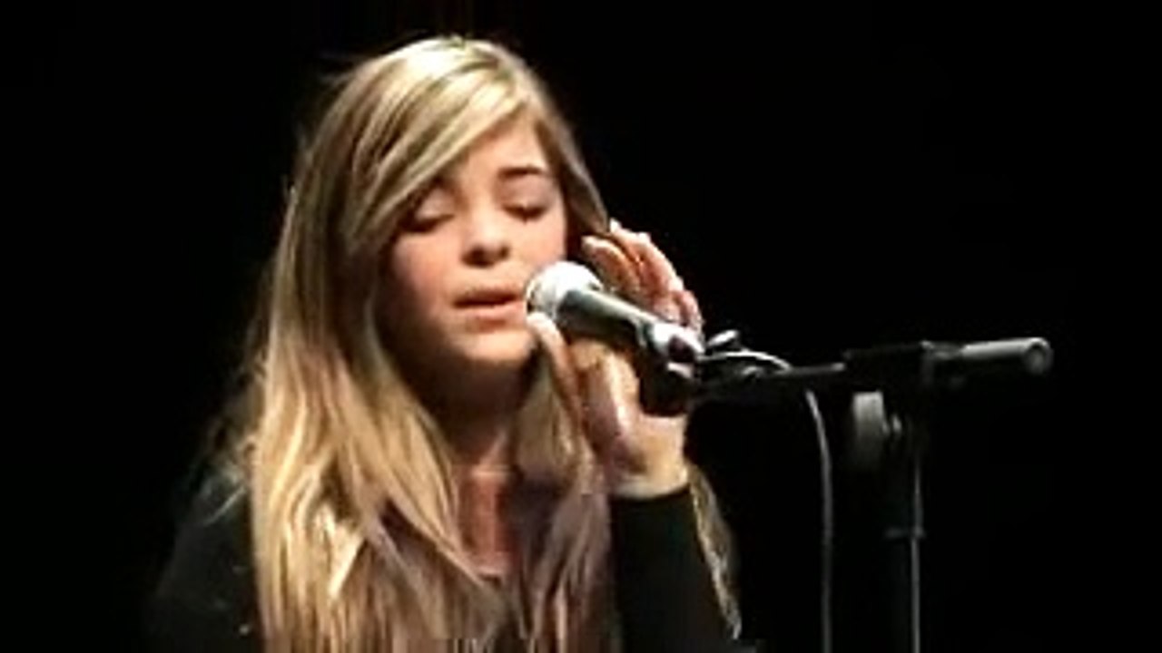 Caroline Costa - Listen