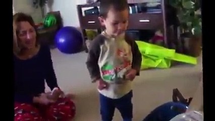 Kılıcı teyzesi üzerinde deneyen çocuk