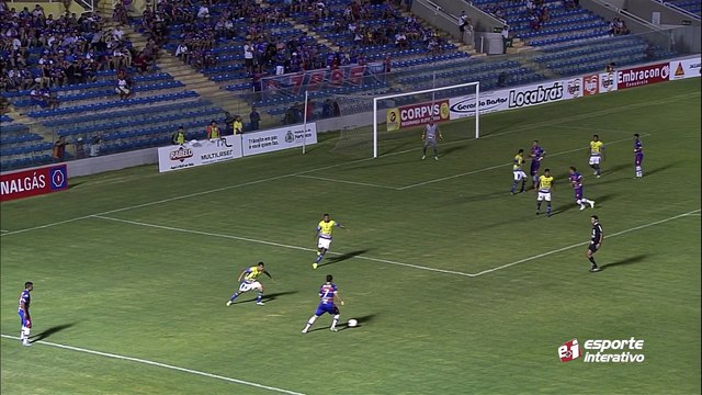 Após cruzamento de Vinicius, Everton perde grande oportunidade