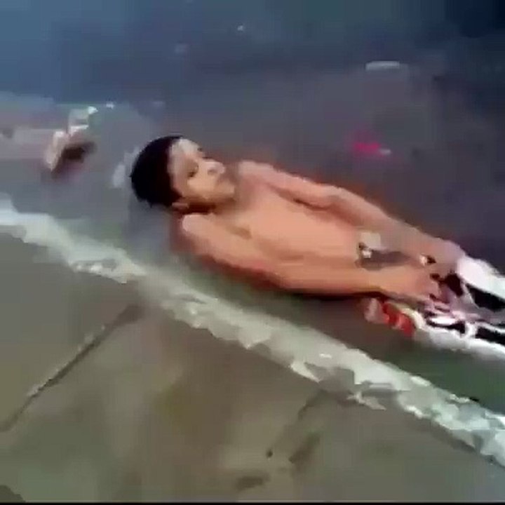 Suda eğlenceli kayan çocuklar
