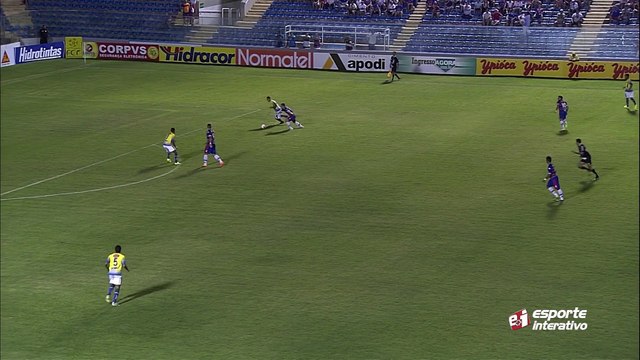 Que isso! Zaga do Quixadá se atrapalha, a bola sobra para Maranhão que chuta para fora