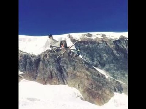 Ben Valentin en big air à Saas Fee