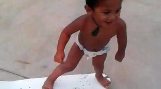 Un bébé en couches culottes prodige du skateboard