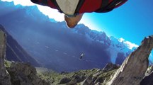 Ils passent en wingsuit sous une highline