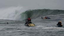 Justine Dupont surfe la vague de Mullaghmore