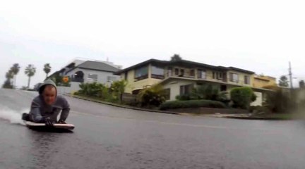 Il fait du bodyboard dans la rue