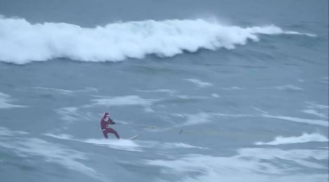 Le Père Noël fait aussi du surf