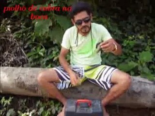 HOMEM COLOCA DOIS PIOLHOS DE COBRA NA BOCA.