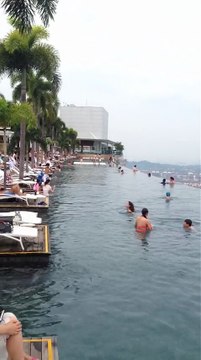 Une Vue superbe au bord de la piscine sur le toit de Singapour