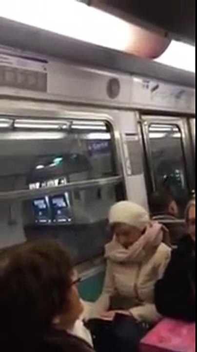 Un conducteur de métro parisien chante pour faire patienter les voyageurs