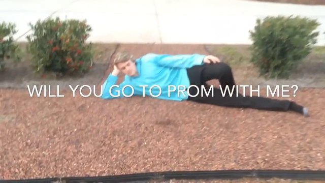 Il veut que Selena Gomez l'accompagne au bal de fin d'année : video Lip Sync énorme!