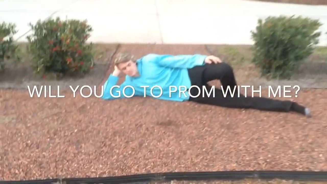 Il veut que Selena Gomez l'accompagne au bal de fin d'année : video Lip Sync énorme!