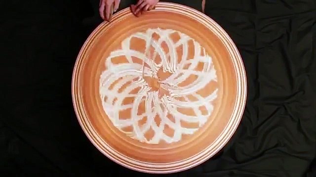 On croit que c’est une magnifique table jusqu’à ce qu’il retire ses mains, wow!