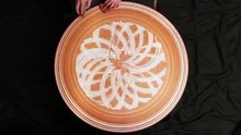 On croit que c’est une magnifique table jusqu’à ce qu’il retire ses mains, wow!