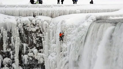 Will Gadd escalade les chutes du Niagara