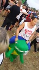 Il danse dans un costume de dinosaure insolite à un festival!