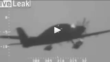 الطيار الذي أنقذ نفسه فهبط هو والطائرة معا بالمظلة