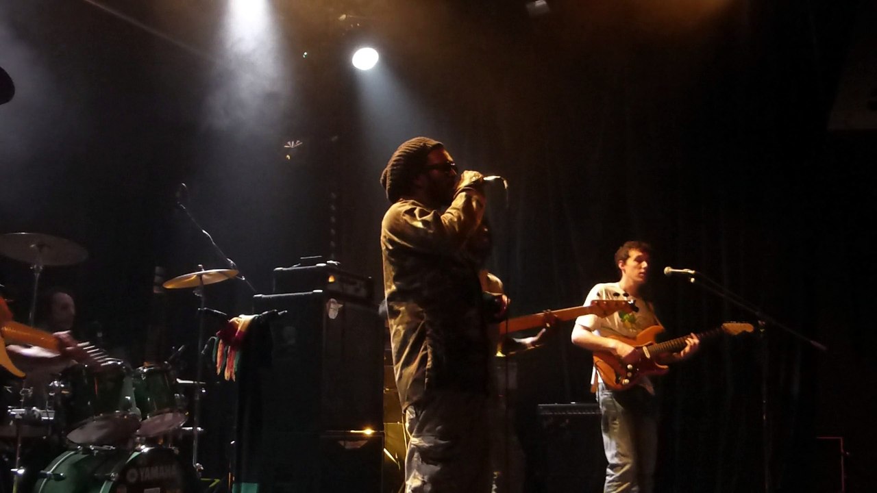 chezidek backed by green & fresh band a l'akwaba damage (live)