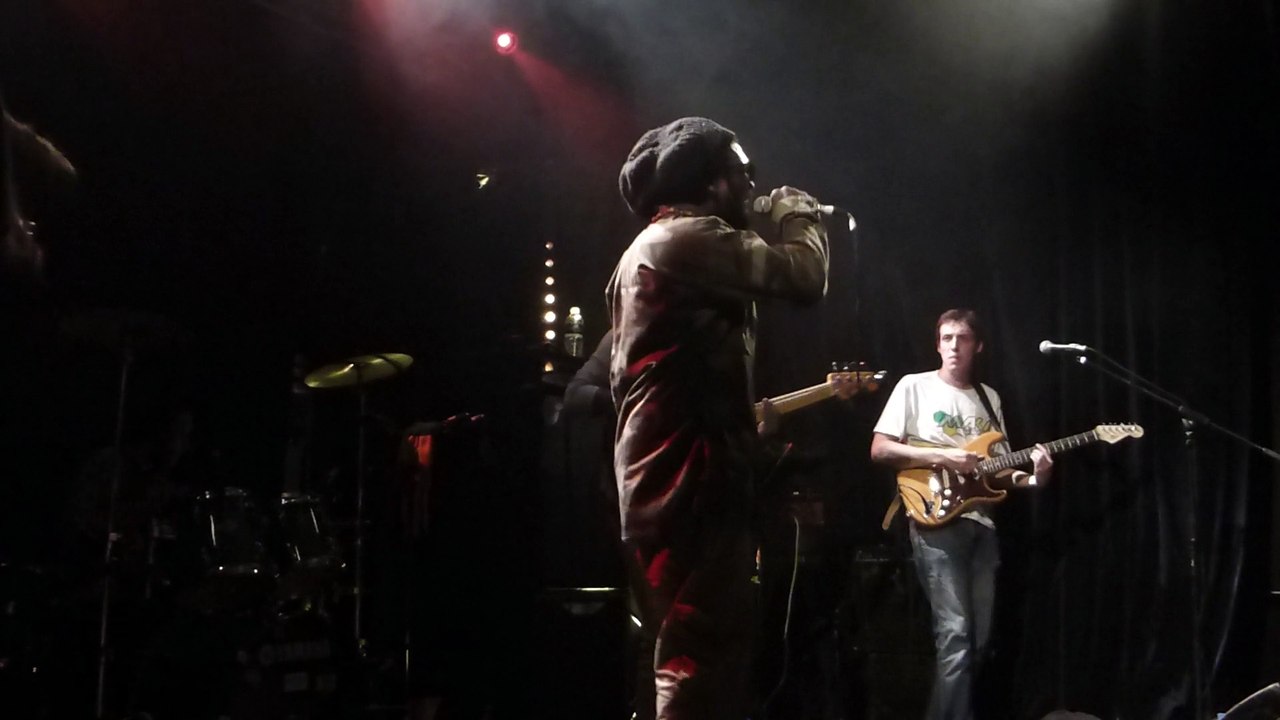 chezidek backed by green & fresh band a l'akwaba sunny (live)