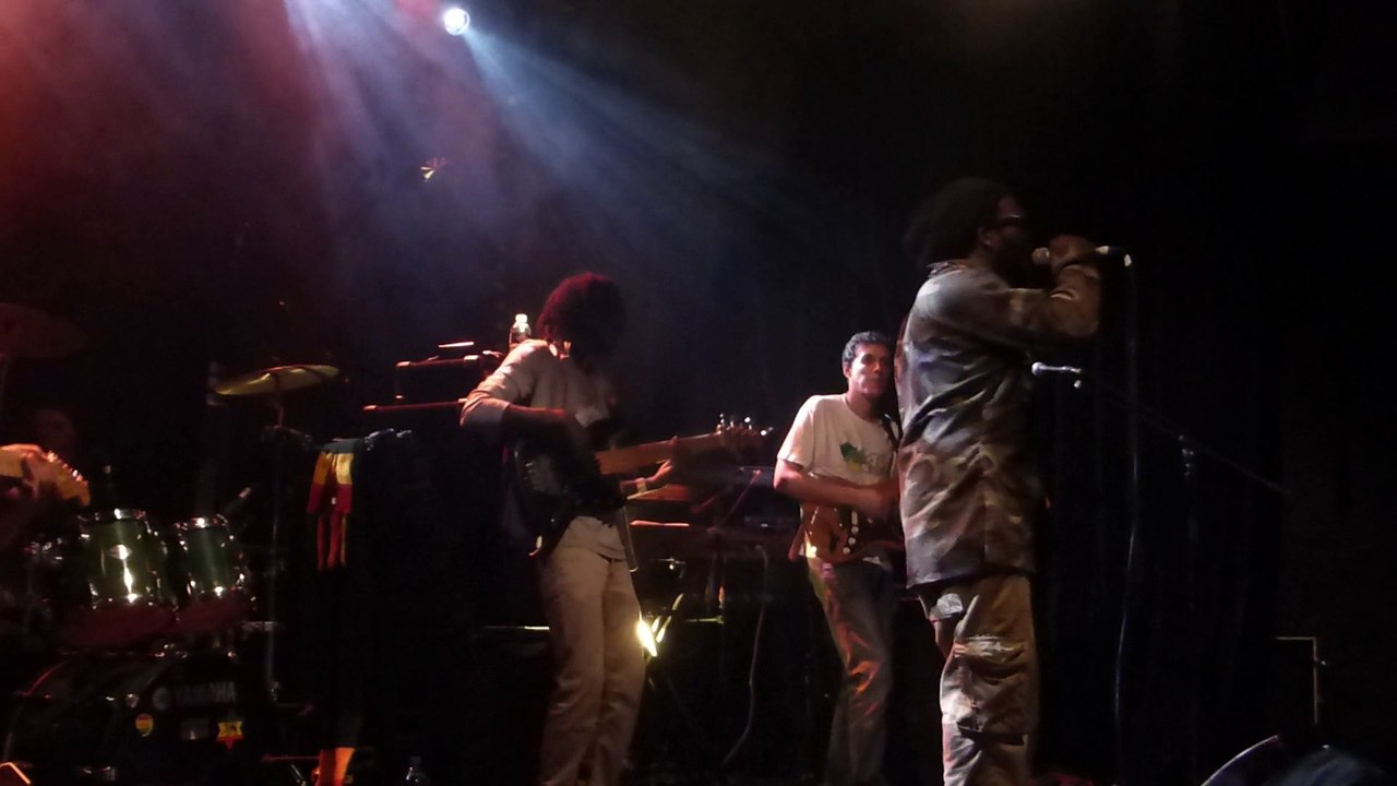 chezidek backed by green & fresh band a l'akwaba leave the trees (live)