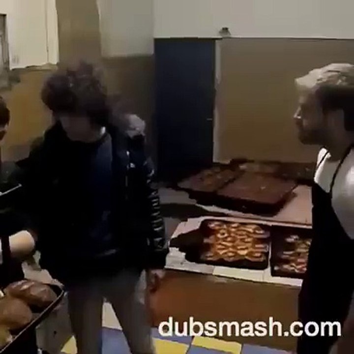 Kurabiye var simit var neye baktın?