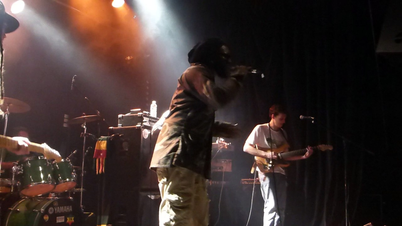 chezidek backed by green & fresh band a l'akwaba inna di road (live)