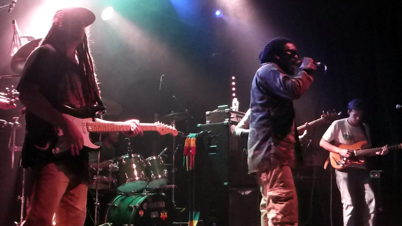 chezidek backed by green & fresh band a l'akwaba herbalist / bun di ganja (live)
