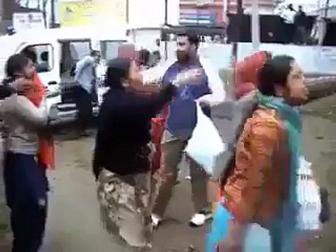 عورت پر اسلام کے خلاف ورذی کرنے پر اللہ کا عذاب۔انڈیا میں حجاب کو آگ لگاتے لگاتے خود کو آگ لگا بہھٹے۔ویڈیو دیکھیں