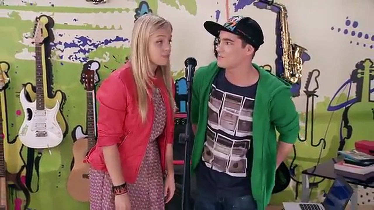 Violetta  Momento Musical  Maxi y Matilda interpretan  We Are One