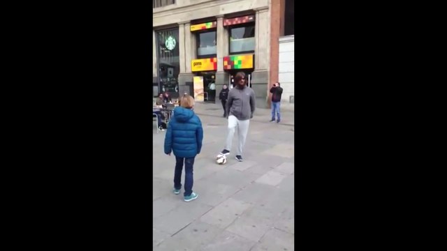 Cristiano Ronaldo en SDF joue au foot avec un gamin