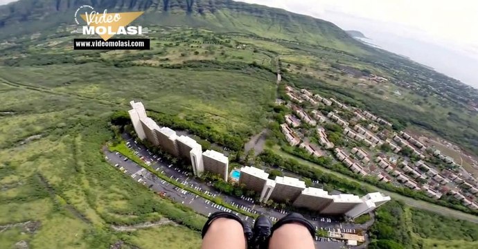 İKİ BİNA ARASI PARAŞÜT İLE TEHLİKELİ ATLAYIŞ