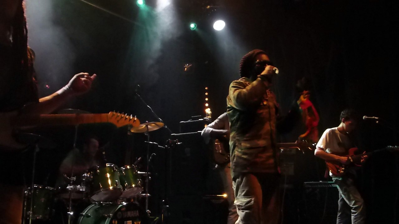 chezidek backed by green & fresh band a l'akwaba vampire / far i (live)