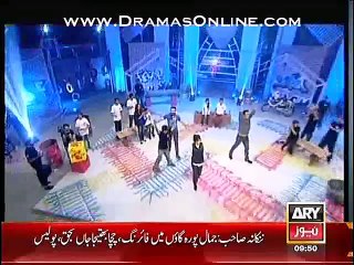 Aik QMobile k peeche contestants ne apne mu me chipkaliyan dal li, OH GOD, So Creepy