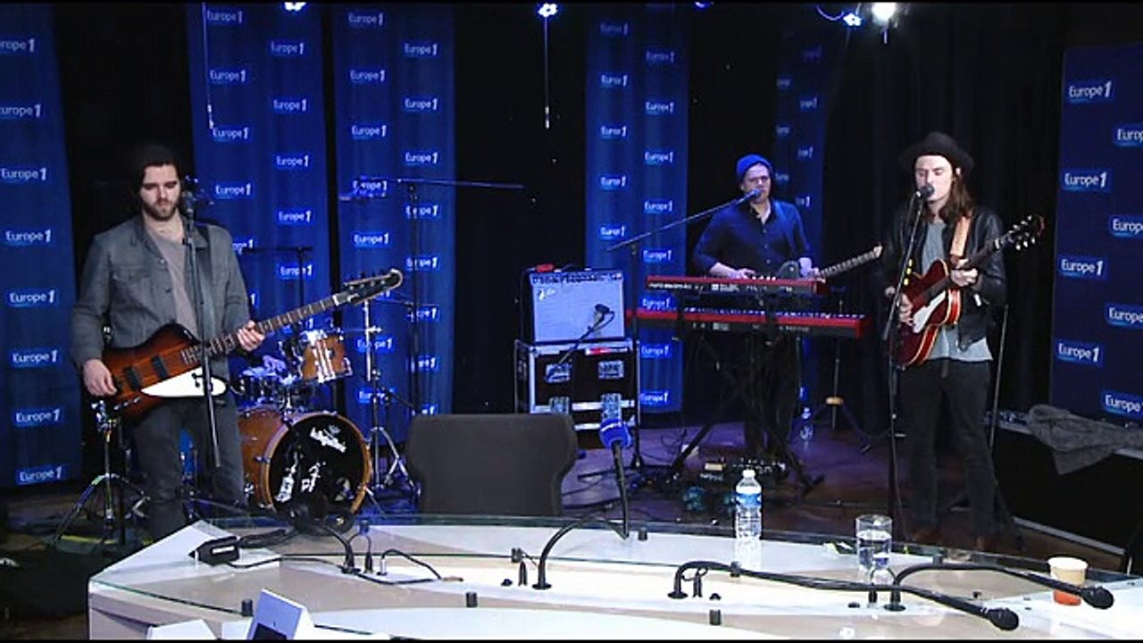 James chante Hold back the river en live