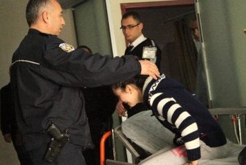 Kızına Otomobil Sürmeyi Öğreten Anne Otomobilin Altında Kaldı