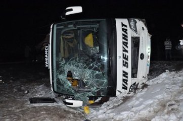 Kamyon Otobüsle Kafa Kafaya Çarpıştı: 48 Yaralı